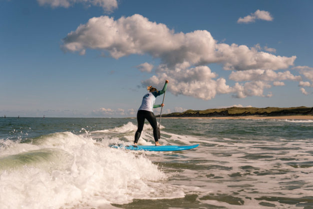 Katrin auf der SUP Welle