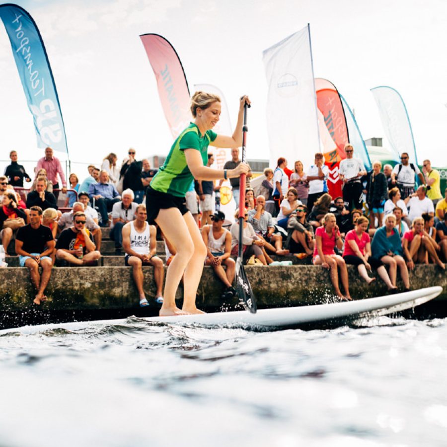Stand-Up-Paddlerin Team AOK-Nordost beim AOK-SUP Firmen Cup 2015