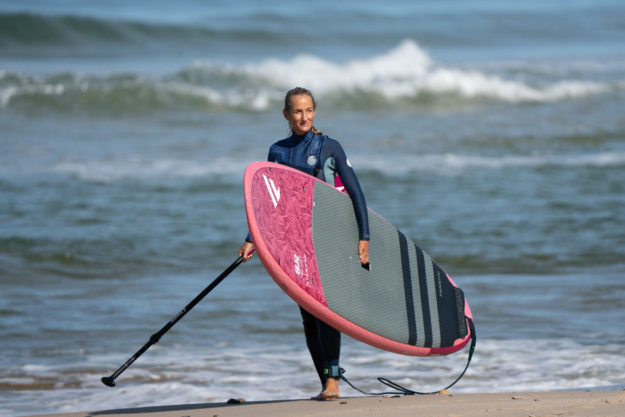 Supperin kommt strahlend vom Wasser mit einem Fanatic Diamond 9'6"