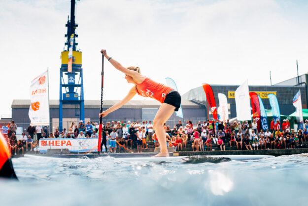 Stand-Up-Paddlerin beim Zieleinlauf während des AOK-SUP Firmen Cup 2015 Rostock