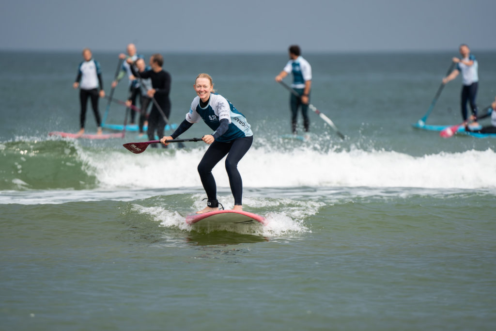 Erfolgserlebnis und Stoke beim SUP Surfen lernen im Camp
